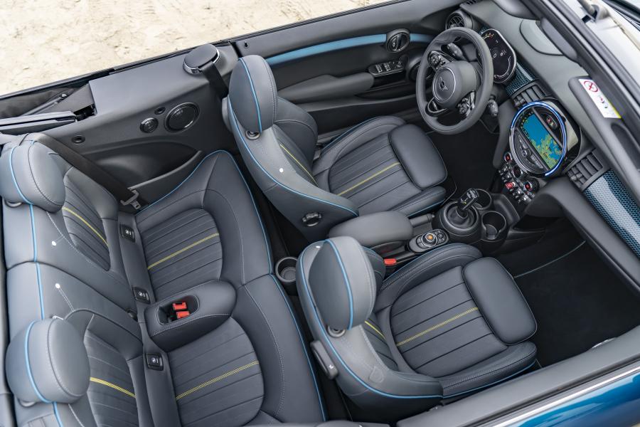 Интерьер Mini Cooper S Cabrio Sidewalk (F57) 2020 года  (WW) (фото 24 из 53)